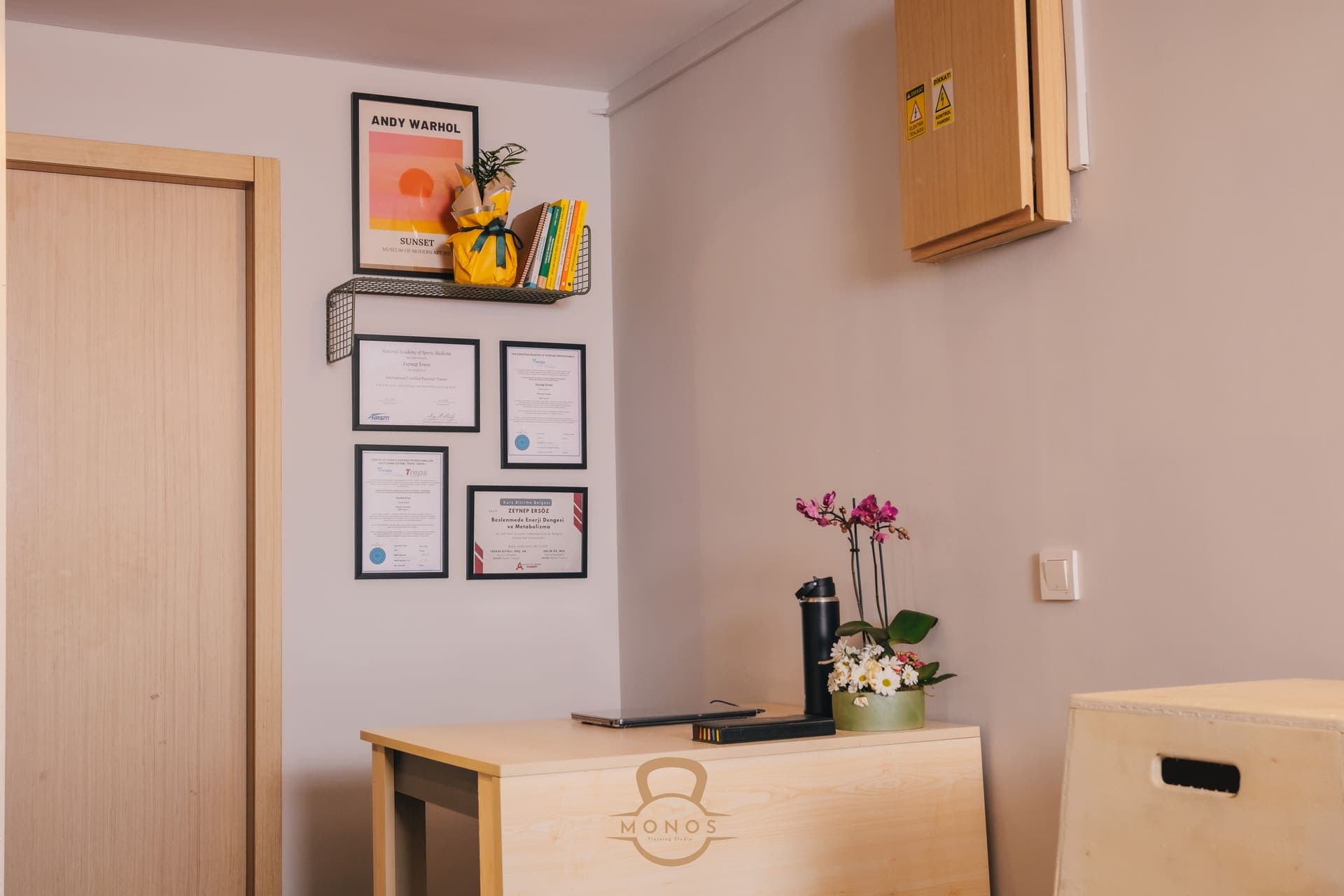 Monos Training Studio - Sertifikalar ve resepsiyon