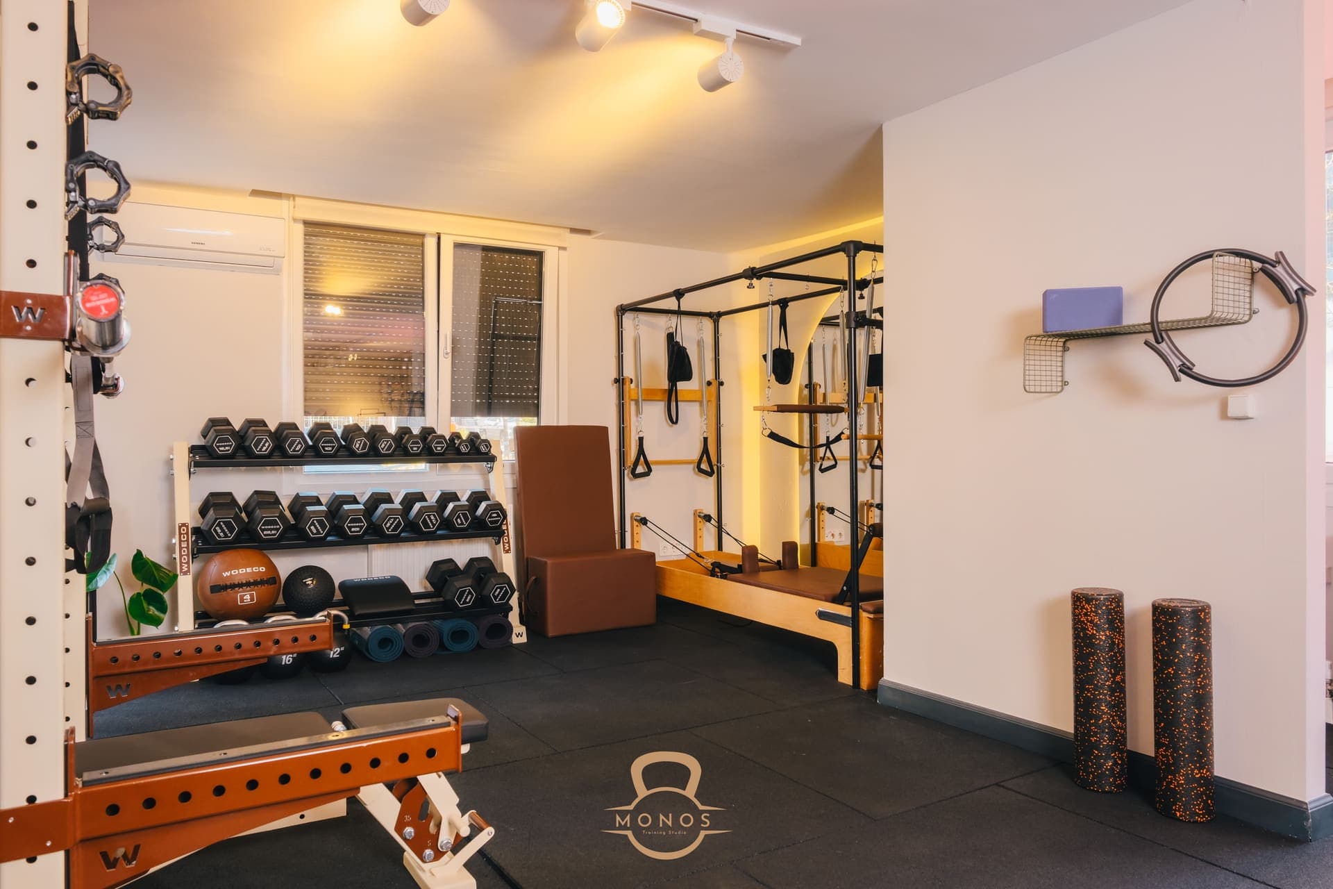 Monos Training Studio - Pilates Reformer ve dumbbell alanı