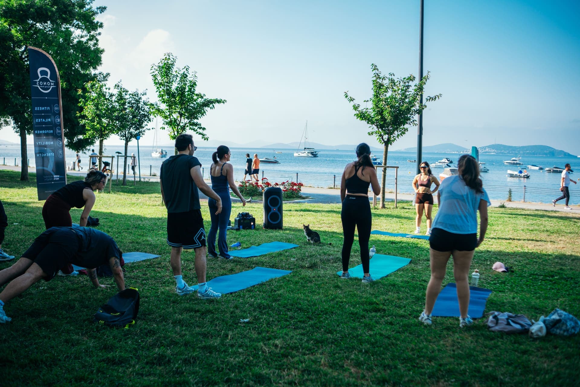 Monos Training Studio - Dalyan Sahili'nde topluluk antrenmanı