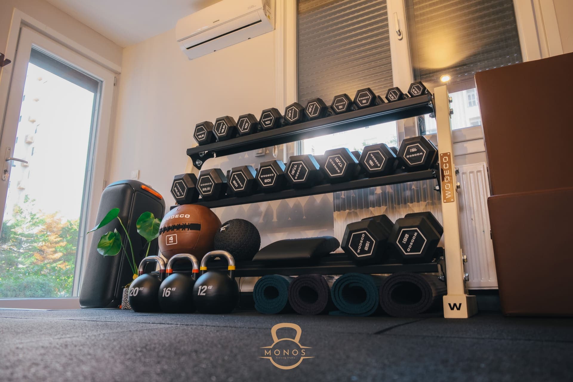 Monos Training Studio - Dumbbell ve kettlebell alanı
