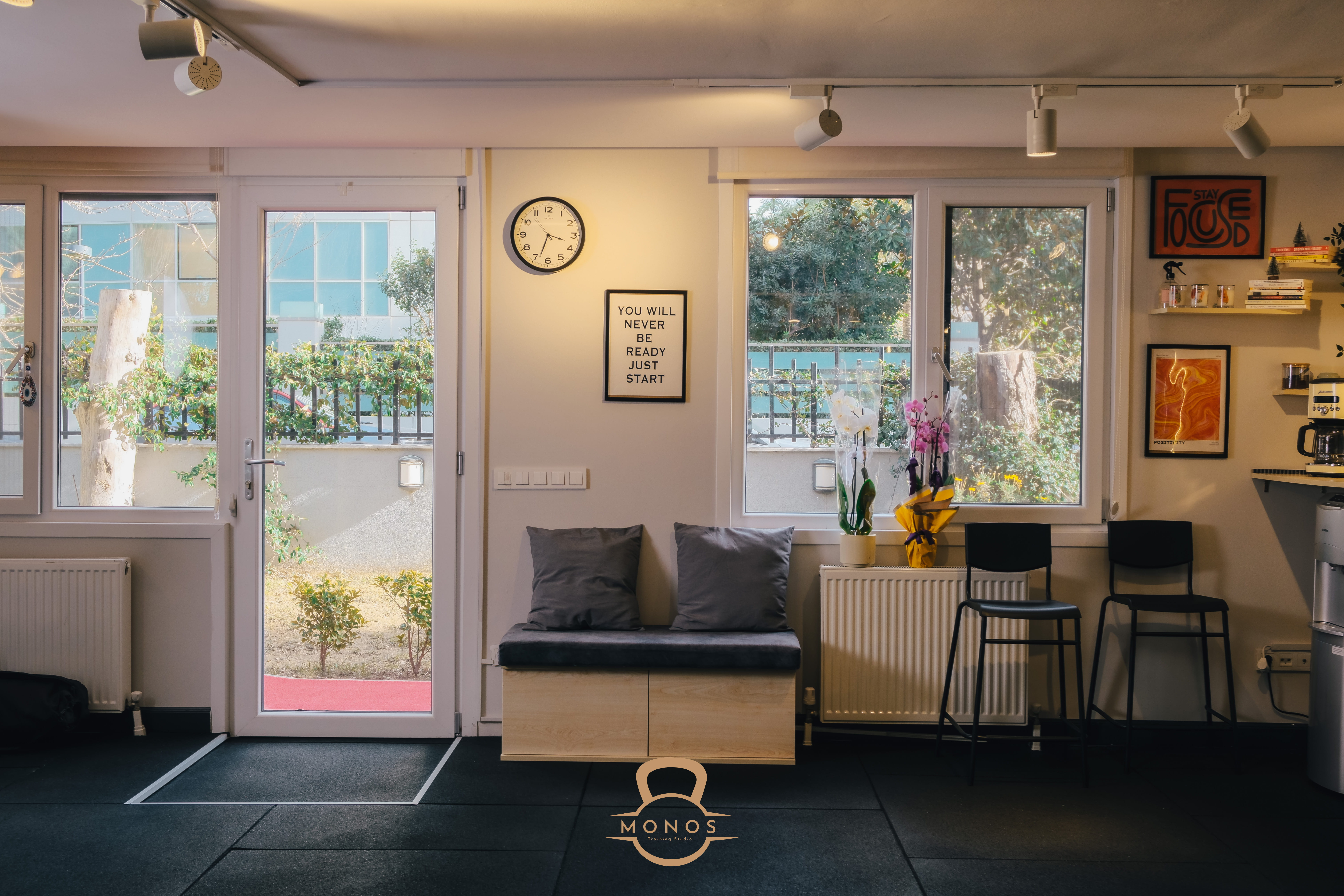 Monos Training Studio - Lounge ve dinlenme alanı