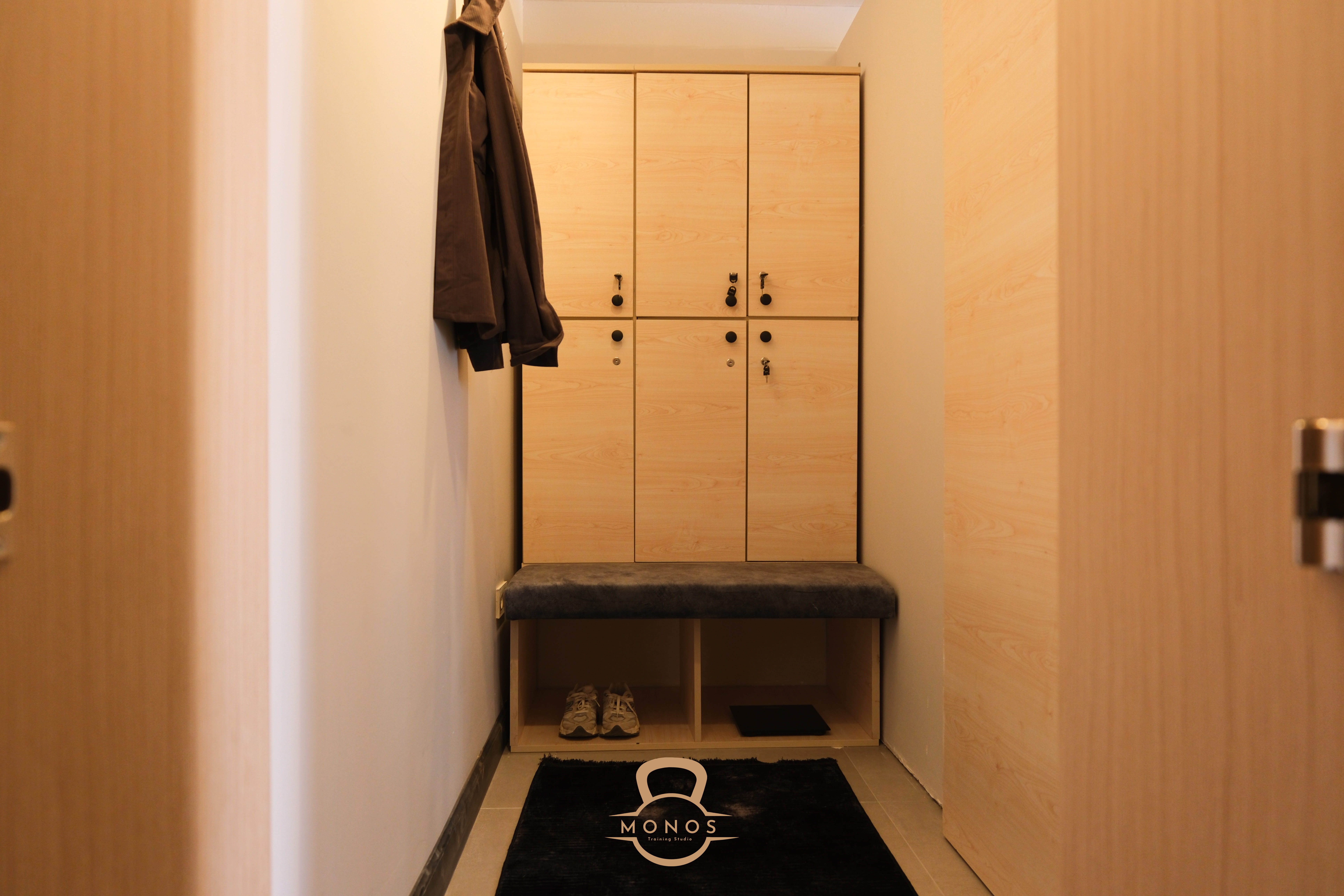Monos Training Studio - Dolap ve giriş alanı