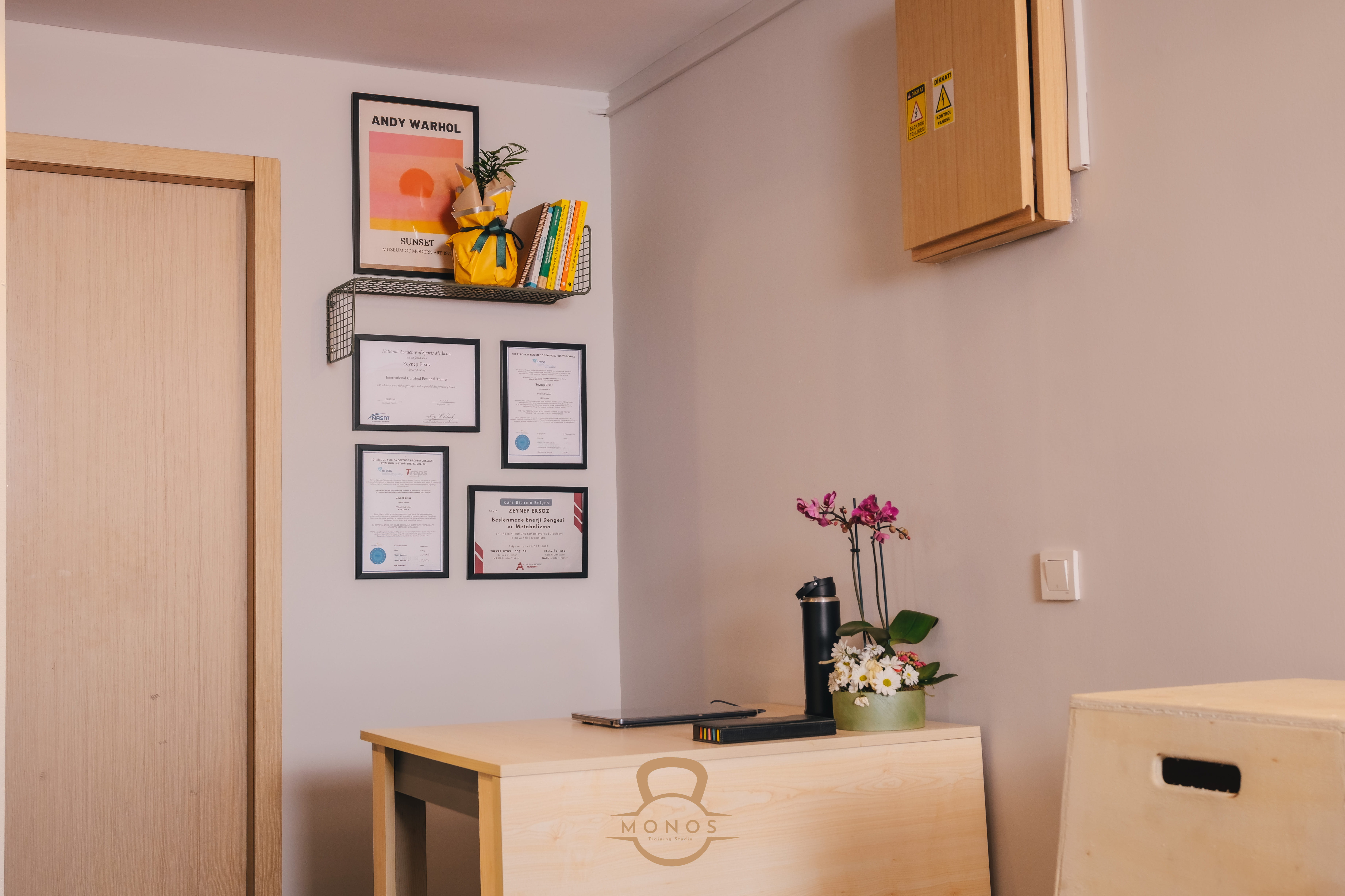 Monos Training Studio - Sertifikalar ve resepsiyon