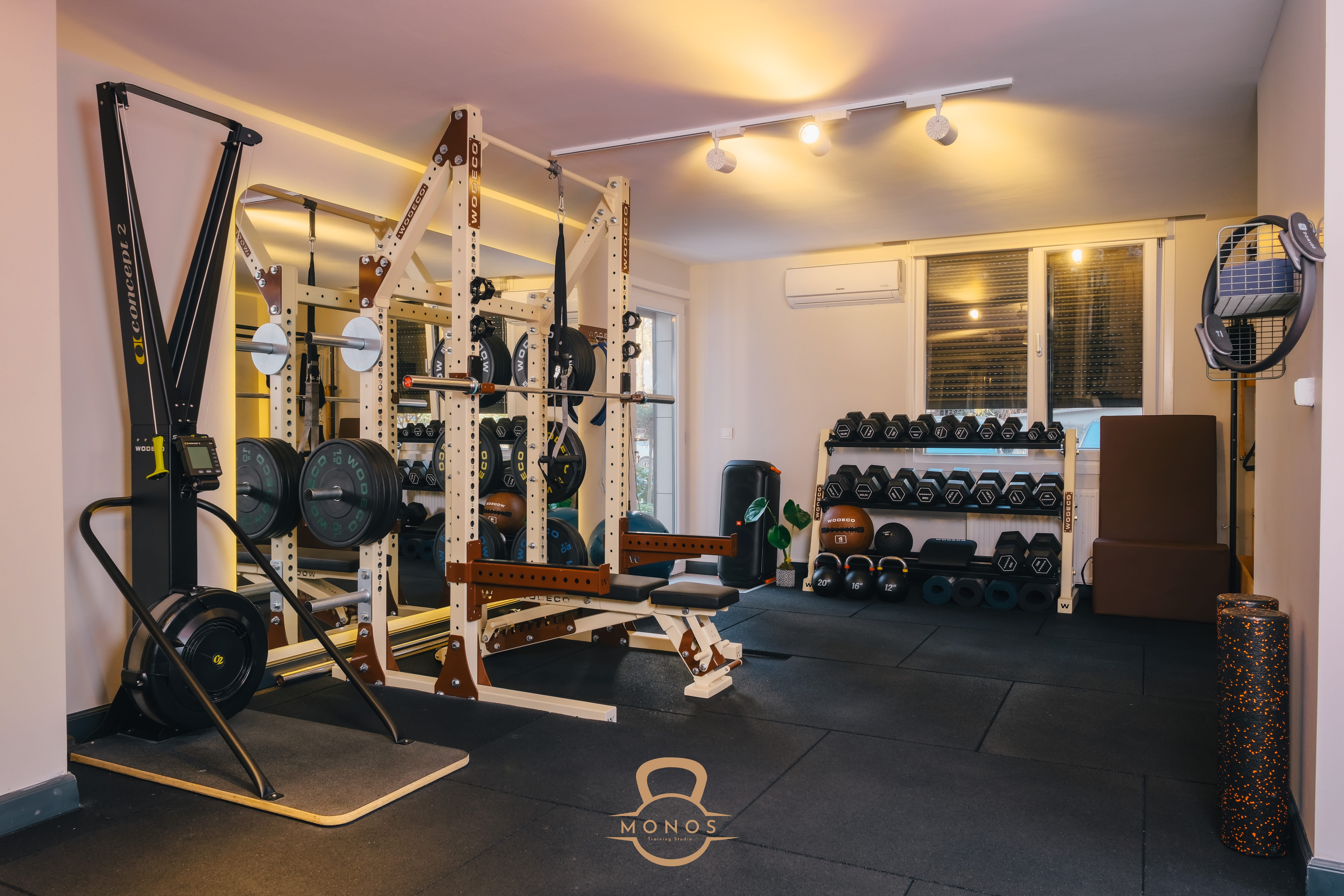 Monos Training Studio - Squat rack, Concept2 SkiErg ve güç antrenman alanı