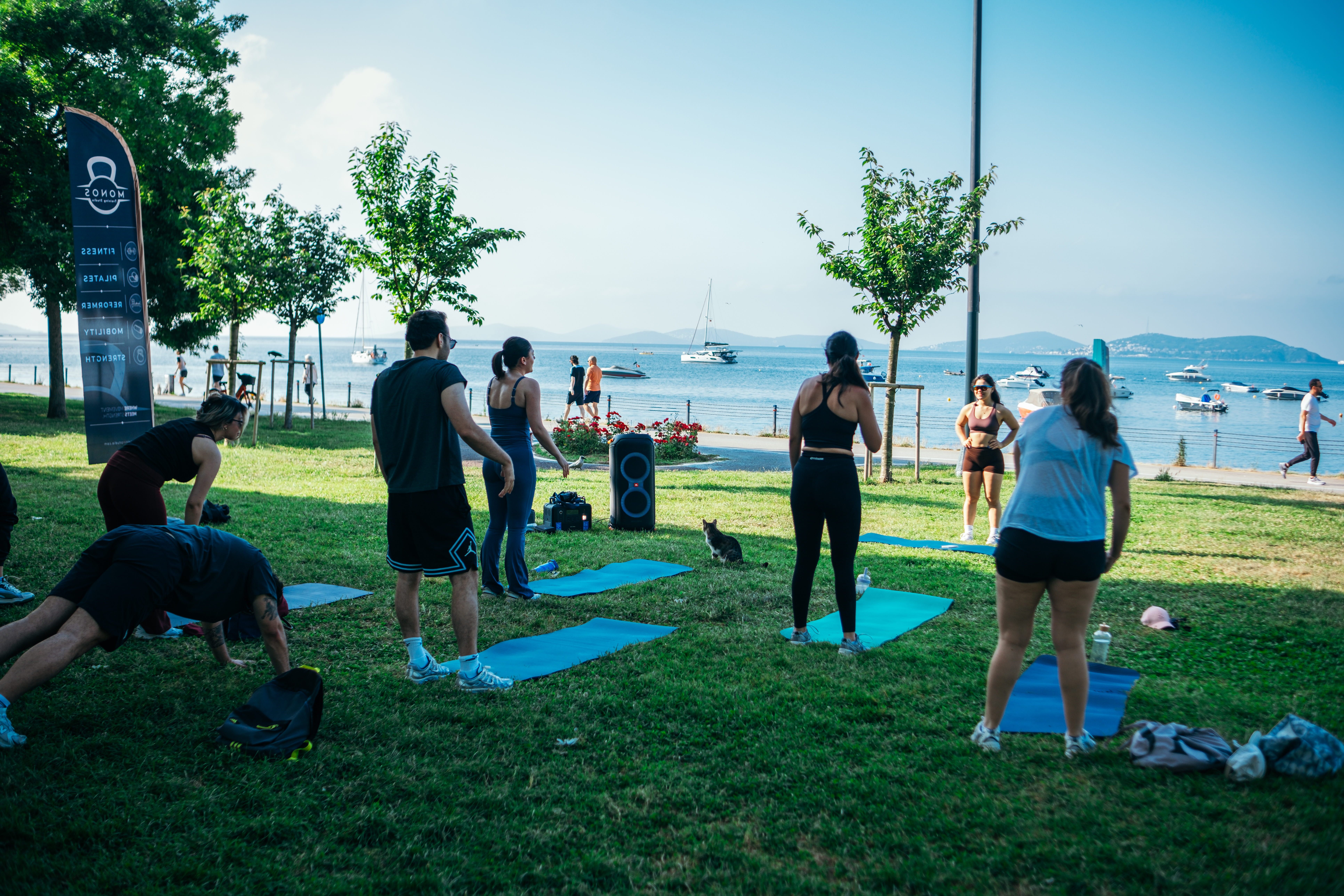 Monos Training Studio - Dalyan Sahili'nde topluluk antrenmanı