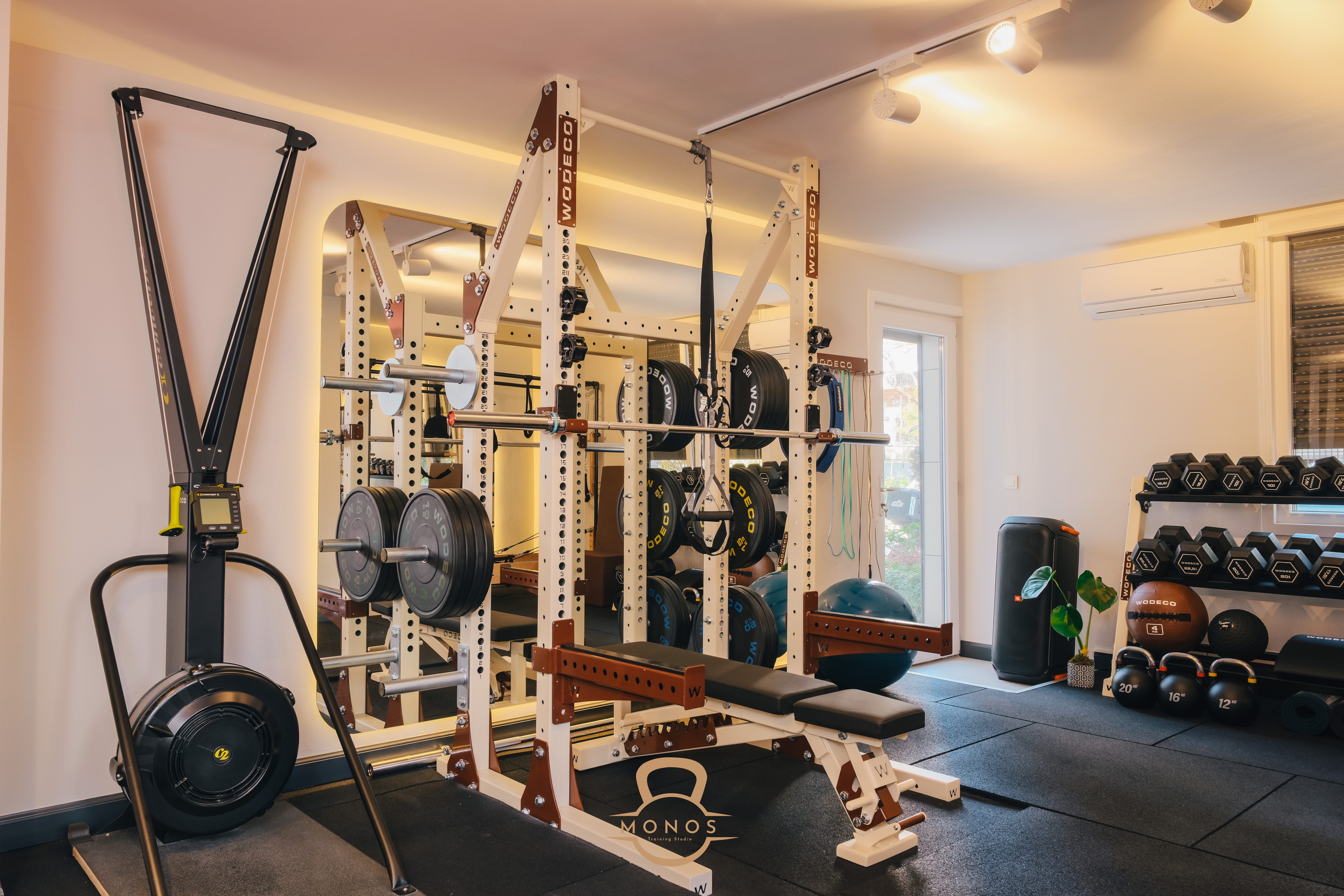 Monos Training Studio - Squat rack ve ekipmanlar