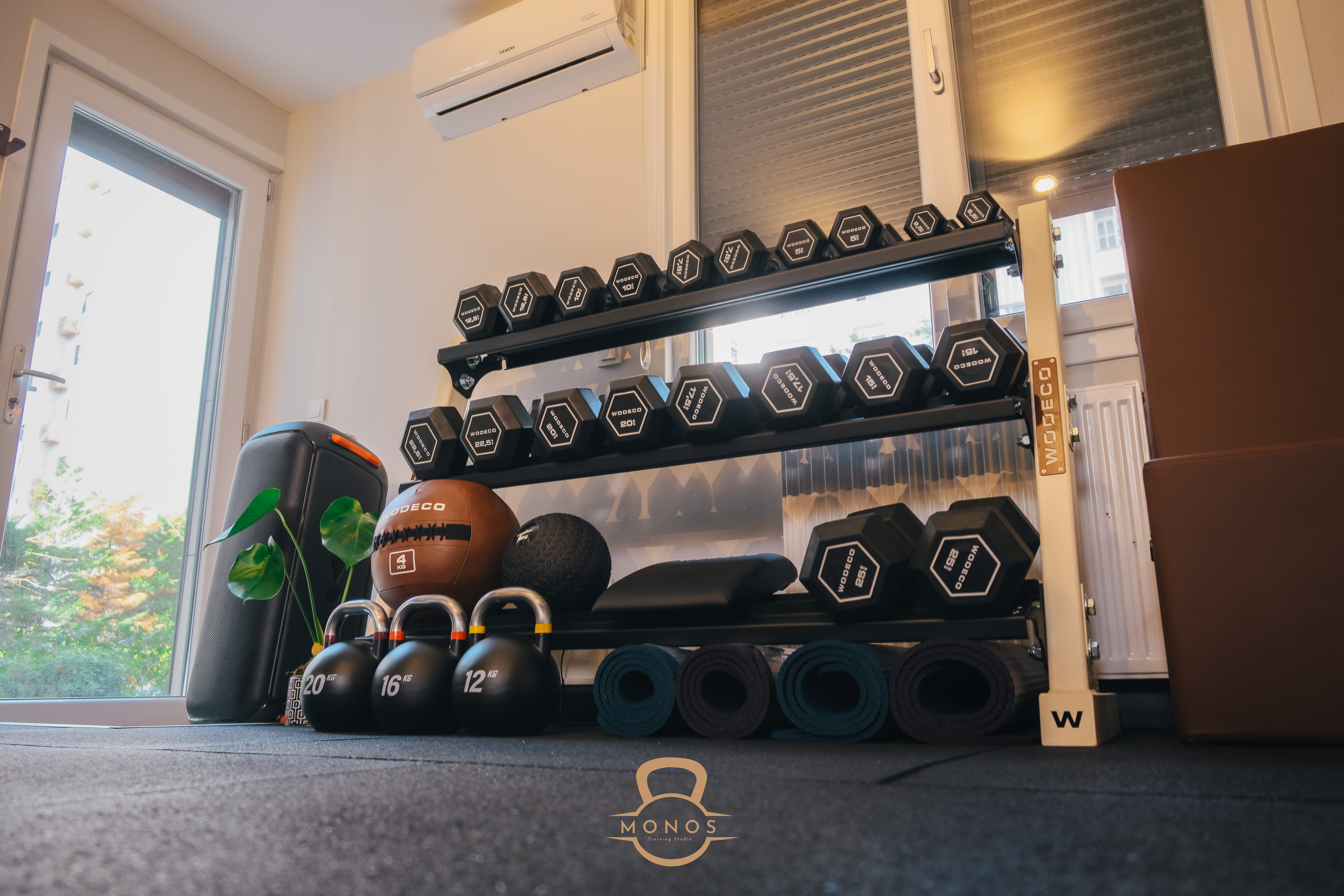Monos Training Studio - Dumbbell ve kettlebell alanı
